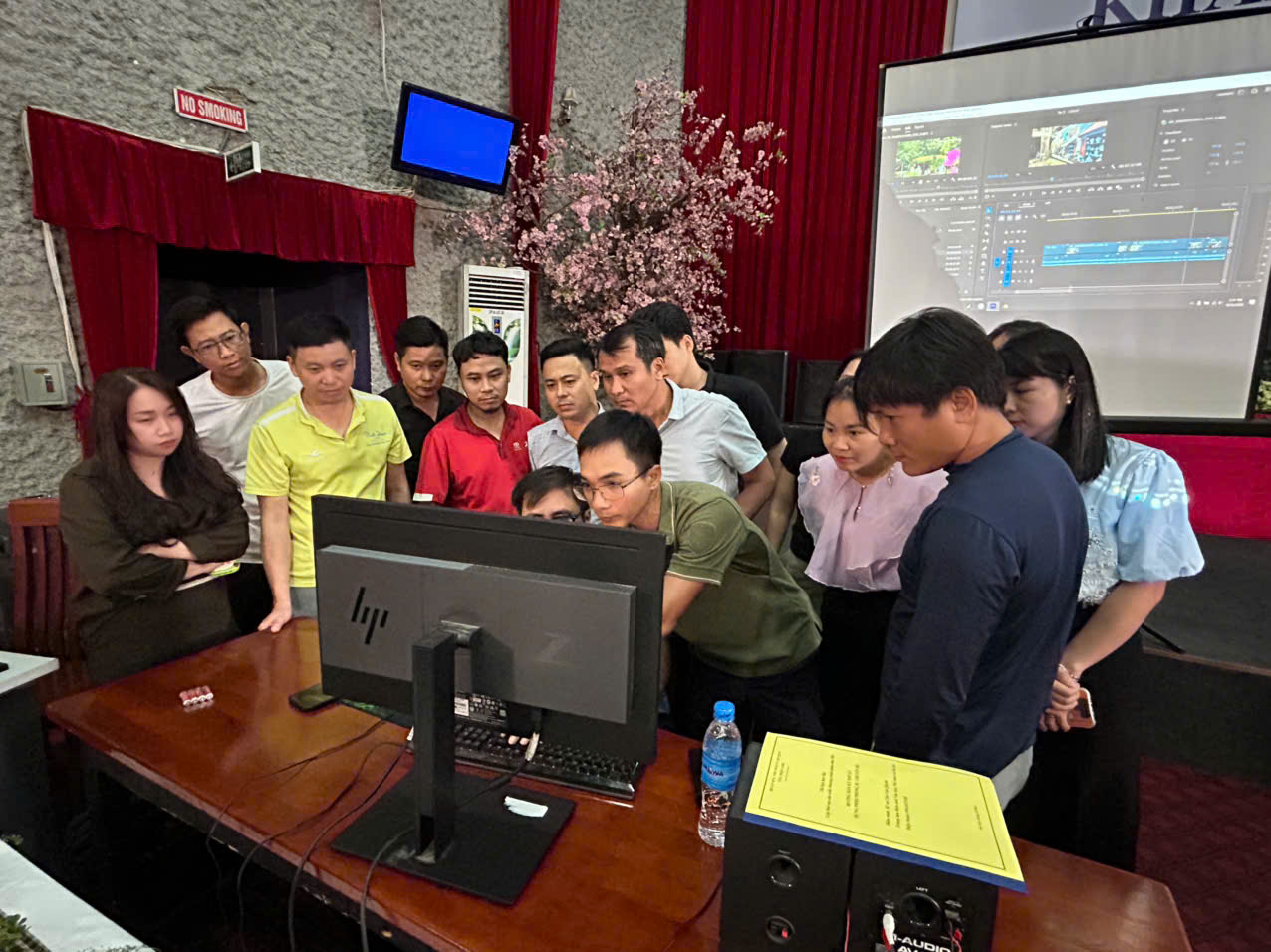 ​    ​Các học viên thực hành trên thiết bị dựng phim 