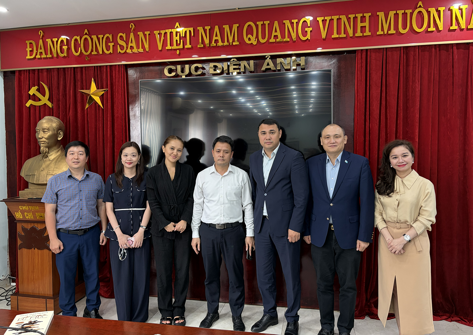 Các đại biểu tham dự buổi làm việc